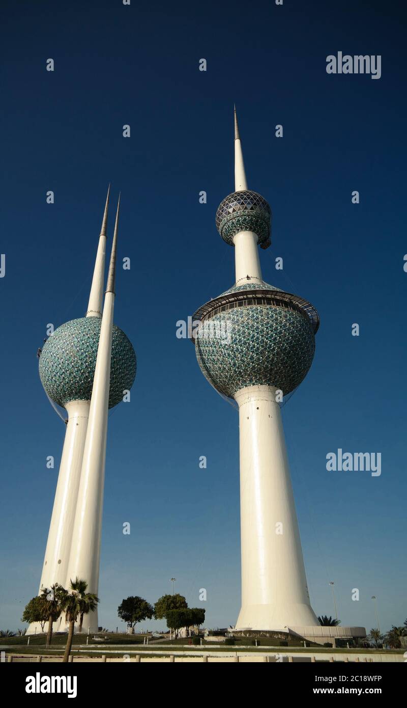 Vista esterna del lago artificiale di acqua dolce, alias Kuwait Towers- 07.01.2015 Kuwait Foto Stock