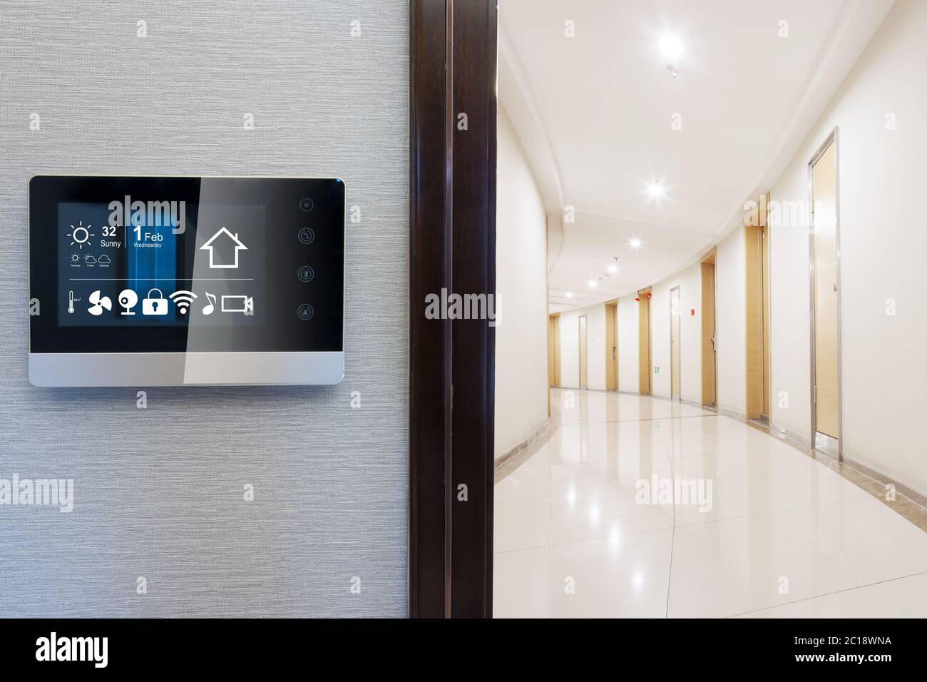 Smart screen con smart home con corridoio moderno Foto Stock