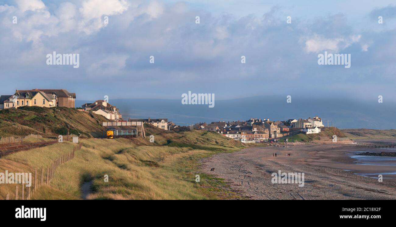 Direct Rail Services locomotiva di classe 37 sulla panoramica linea ferroviaria della costa Cumbriana che passa da Seascale con un treno passeggeri della Northern Rail Foto Stock