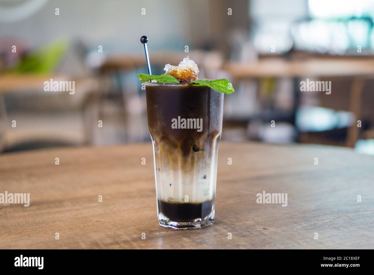 Il Cendol / Cendol è un dolce ghiacciato che contiene goccioline di gelatina di farina di riso verde simile a verme, latte di cocco e sciroppo di zucchero di palma. Messa a fuoco selezionata Foto Stock