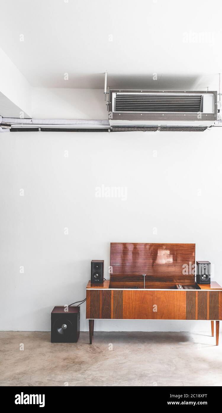 Disposizione in stile loft in colori scuri spazio aperto vista interna di vari caffè Foto Stock