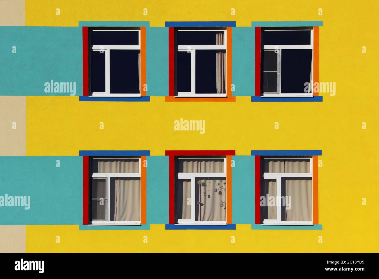 bella casa colorata un asilo per bambini. sei finestre, blu, giallo e beige. Foto Stock