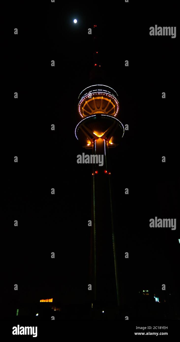 Vista esterna notturna della Torre delle Telecomunicazioni Kuwait, nota anche come Torre della Liberazione, Kuwait Foto Stock