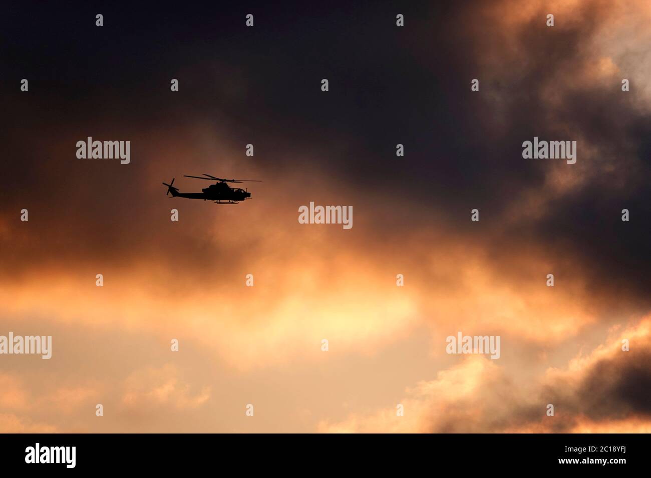 San Diego, California, Stati Uniti. 14 Giugno 2020. Un US Marine Bell AH-1Z Viper, un elicottero da attacco a due motori vola lungo la costa di San Diego al tramonto. Credit: KC Alfred/ZUMA Wire/Alamy Live News Foto Stock