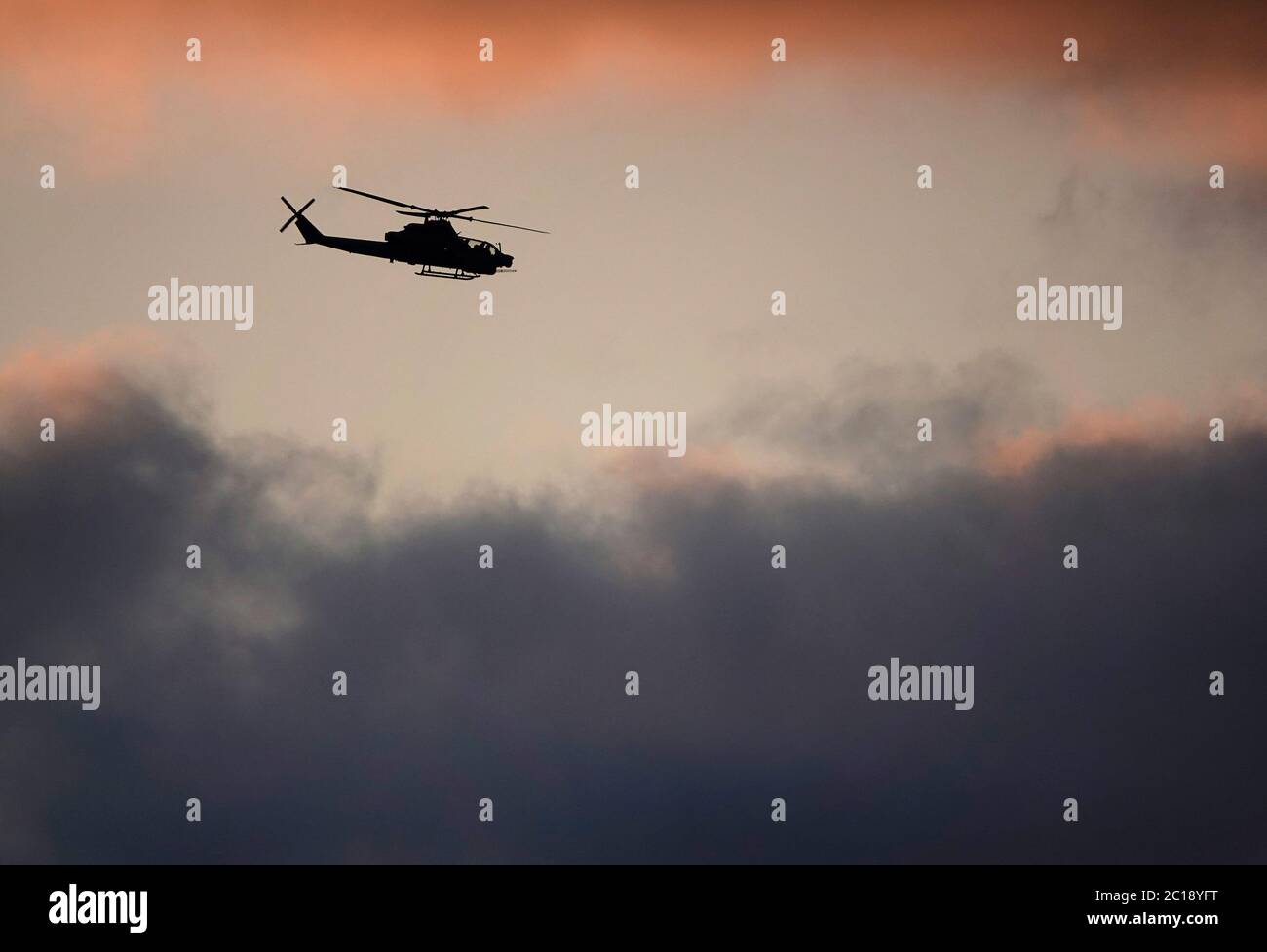 San Diego, California, Stati Uniti. 14 Giugno 2020. Un US Marine Bell AH-1Z Viper, un elicottero da attacco a due motori vola lungo la costa di San Diego al tramonto. Credit: KC Alfred/ZUMA Wire/Alamy Live News Foto Stock