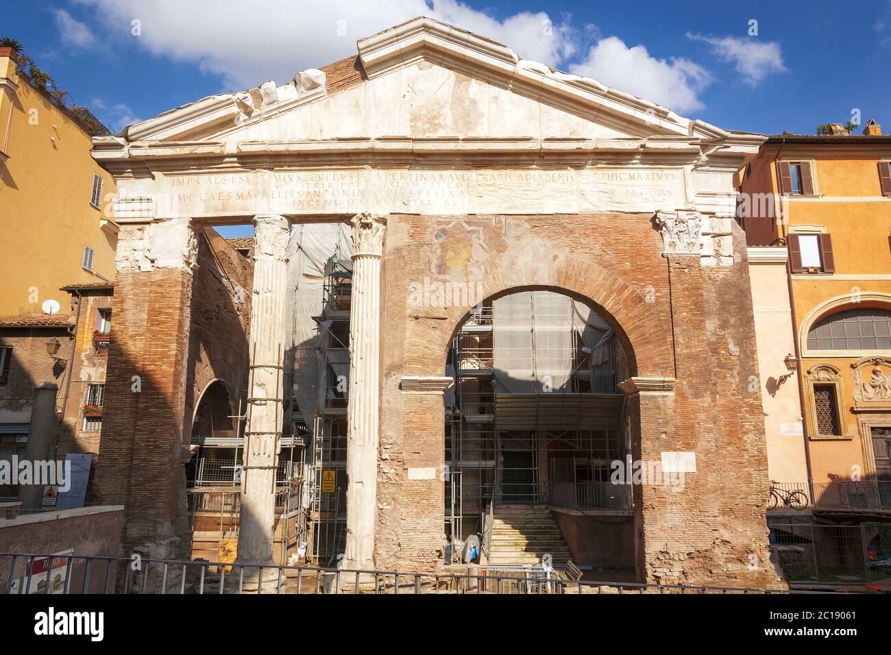 Vista frontale dell'antico Portico di Ottavia a Roma Foto Stock