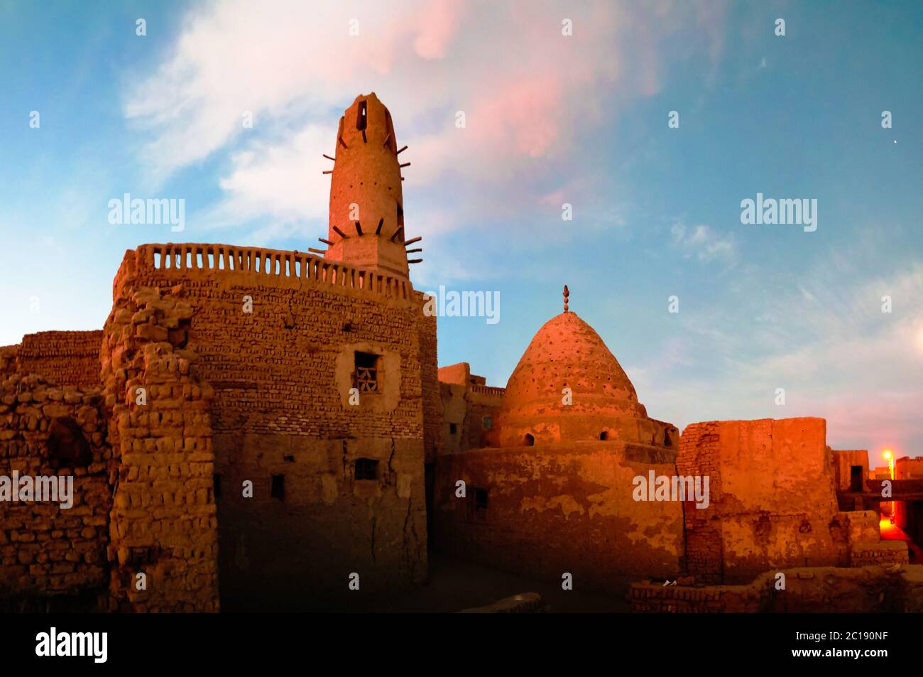 Vista esterna della città vecchia e della moschea di al-Qasr, oasi di Dakhla, Egypt Foto Stock