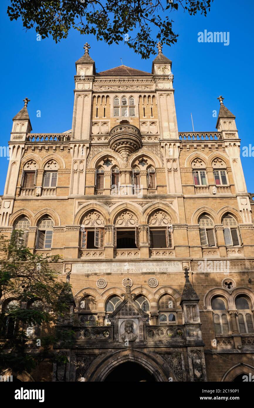 L'imponente porzione centrale dell'Elphinstone College nell'area di Fort, Mumbai Sud, Mumbai, India, fondata nel 1856 Foto Stock