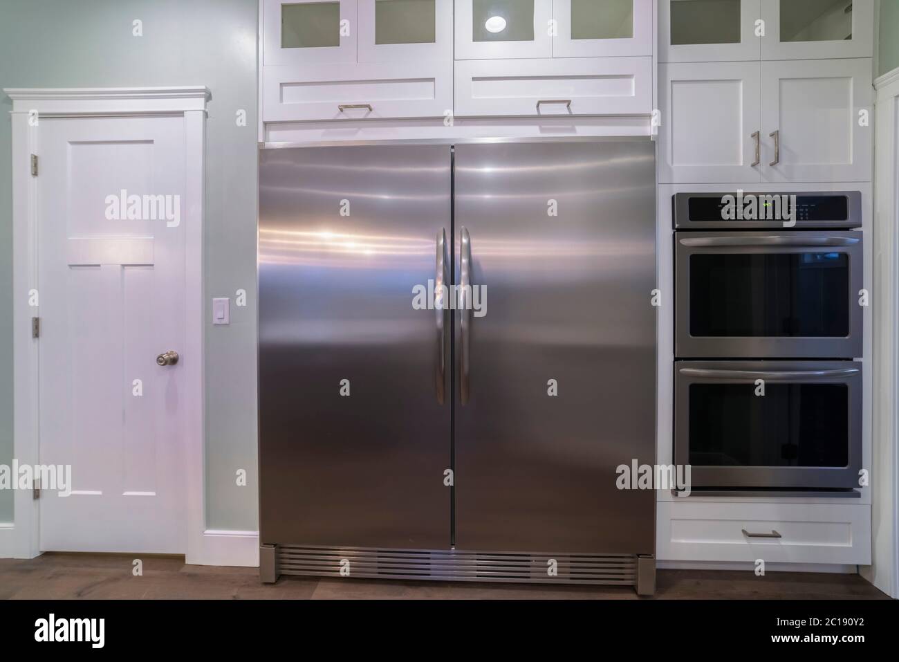 Grande frigorifero a due porte con forno attrezzato Foto stock - Alamy