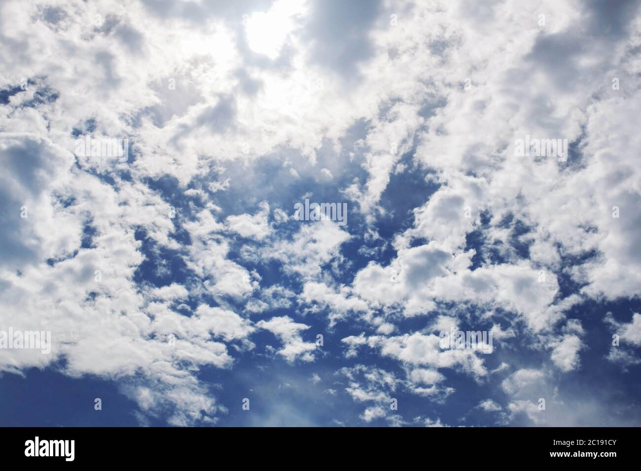 cieli blu con bellezza della natura. Foto Stock