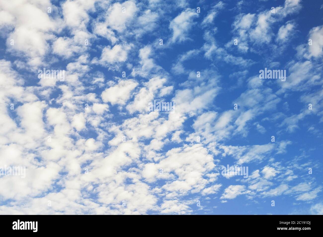 Nuvole sul cielo blu. Foto Stock