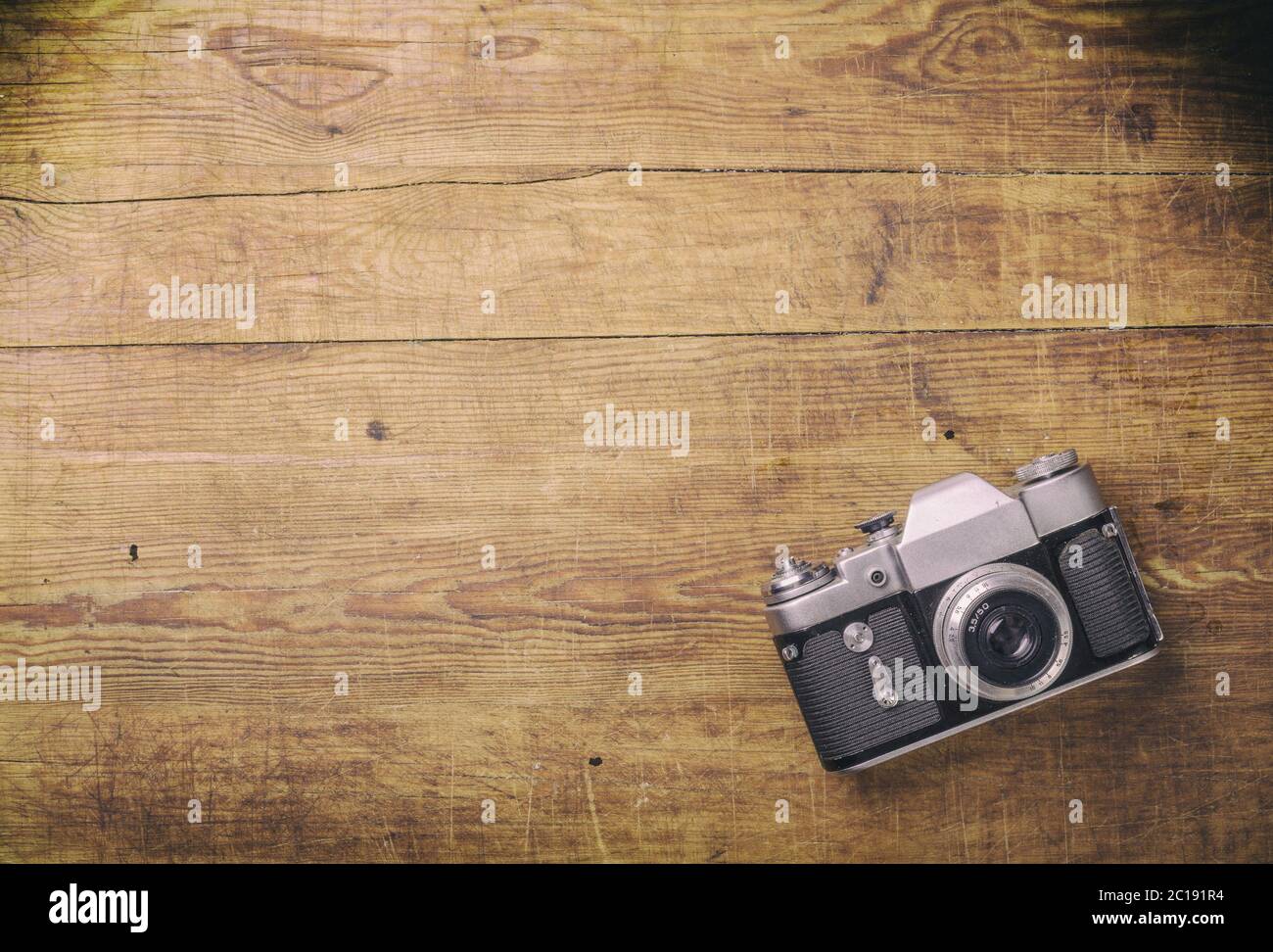 Telecamera retrò su tavolo in legno Foto Stock