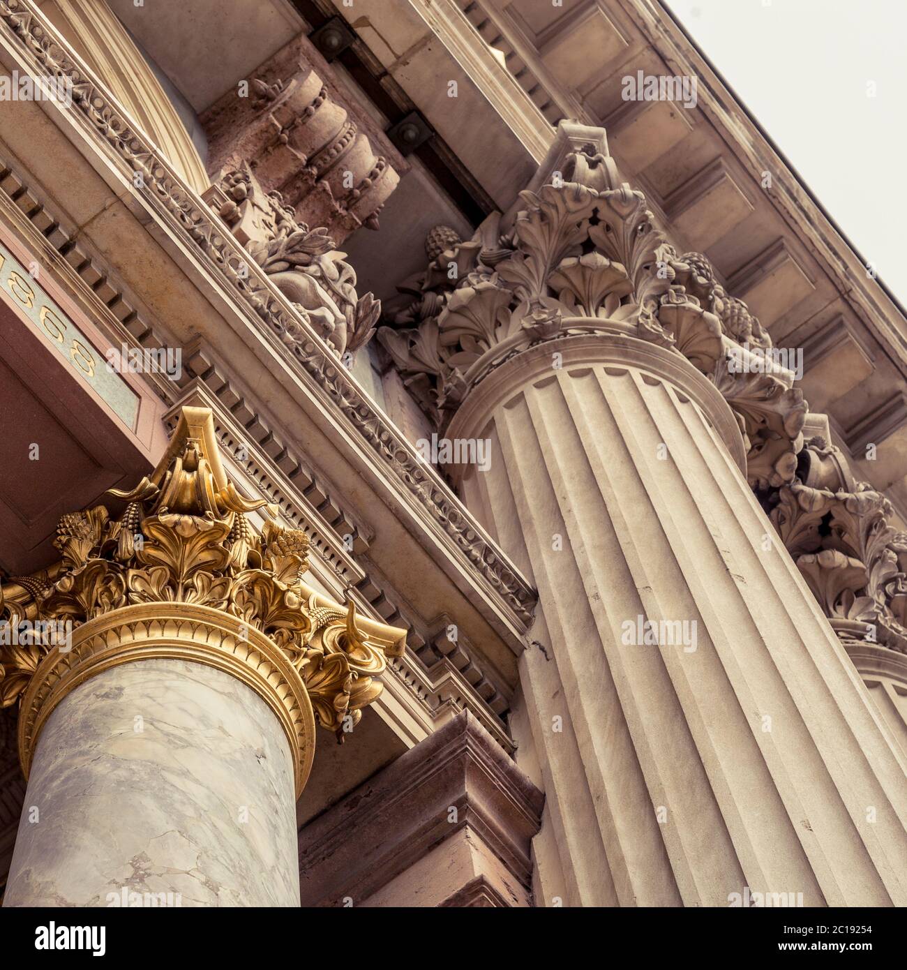 Capitale della colonna corinziana con foglie di acanto Foto Stock
