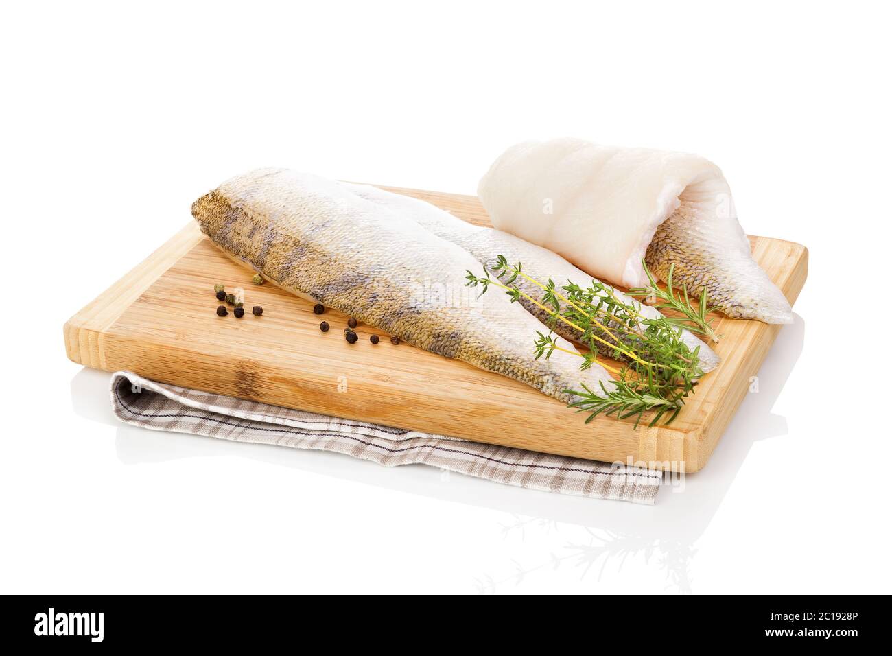 Il filetto dei tranci di pesce sul tagliere Foto Stock