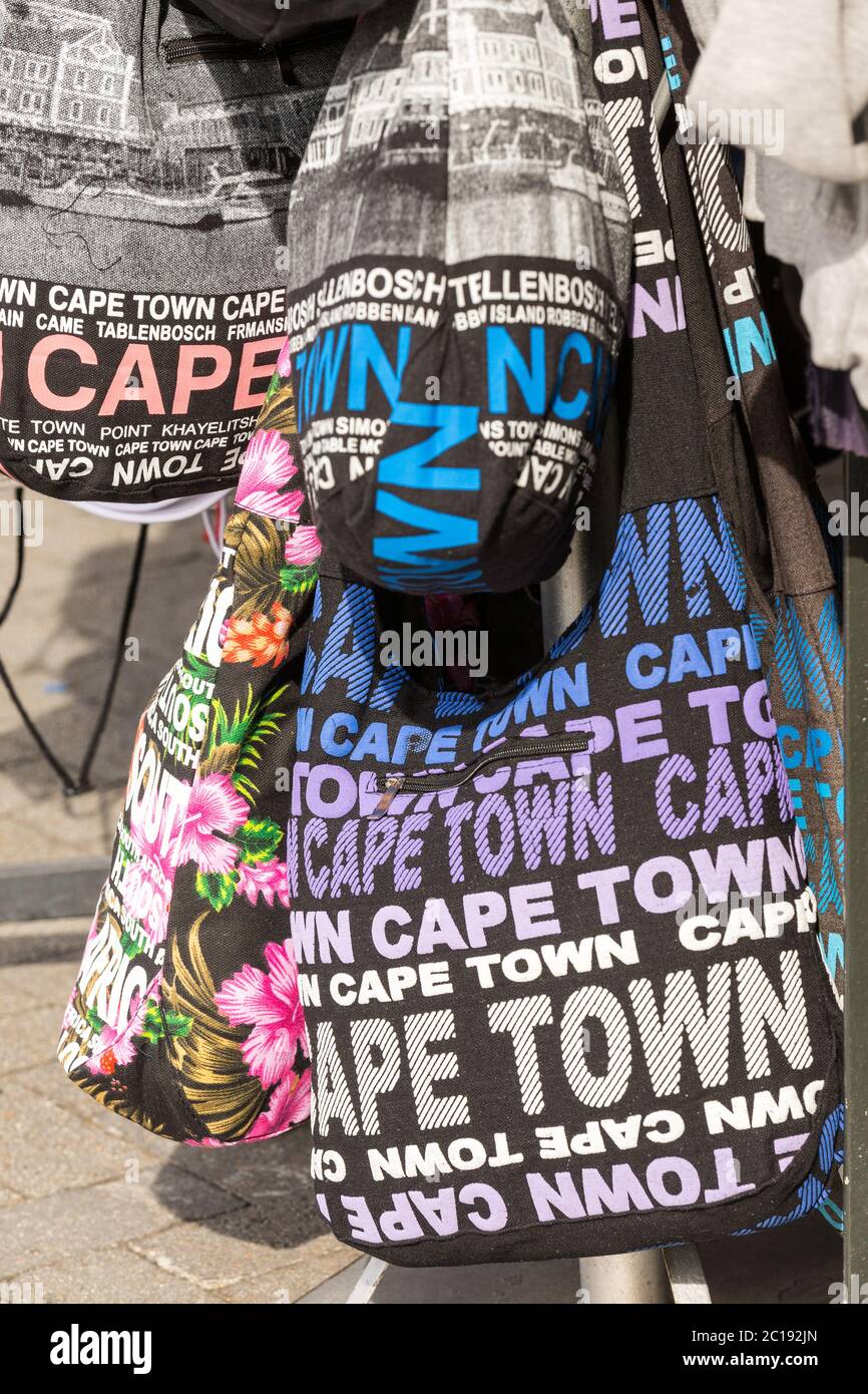 Borse in tessuto, borse tote appese con le parole Città del Capo venduto come souvenir turistico, regali Foto Stock