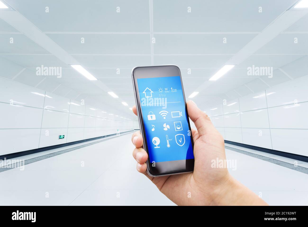 Smart phone con smart home con corridoio moderno Foto Stock