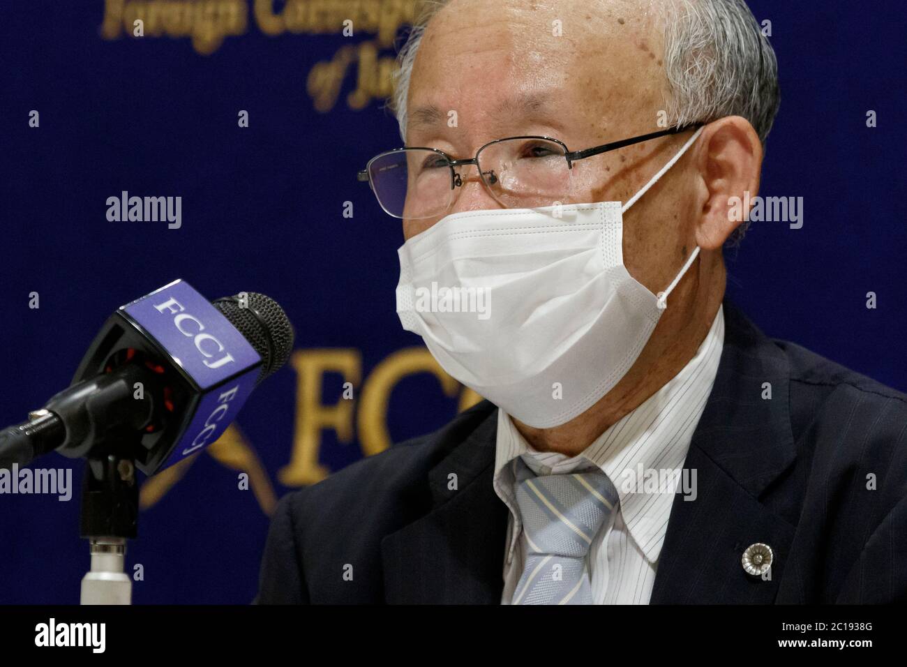 Il candidato della Tokyo Gubernatorial Kenji Utsunomiya che indossa una maschera parla durante una conferenza stampa al Club degli stranieri Corinterpellati del Giappone il 15 giugno 2020, Tokyo, Giappone. Le elezioni gubernatoriali si terranno il 5 luglio. Credit: Rondrigo Reyes Marin/AFLO/Alamy Live News Foto Stock