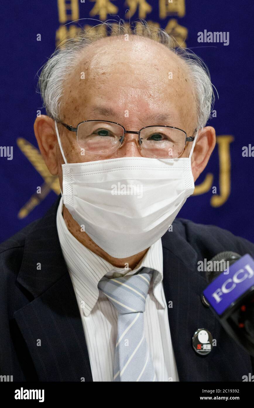 Il candidato della Tokyo Gubernatorial Kenji Utsunomiya che indossa una maschera parla durante una conferenza stampa al Club degli stranieri Corinterpellati del Giappone il 15 giugno 2020, Tokyo, Giappone. Le elezioni gubernatoriali si terranno il 5 luglio. Credit: Rondrigo Reyes Marin/AFLO/Alamy Live News Foto Stock