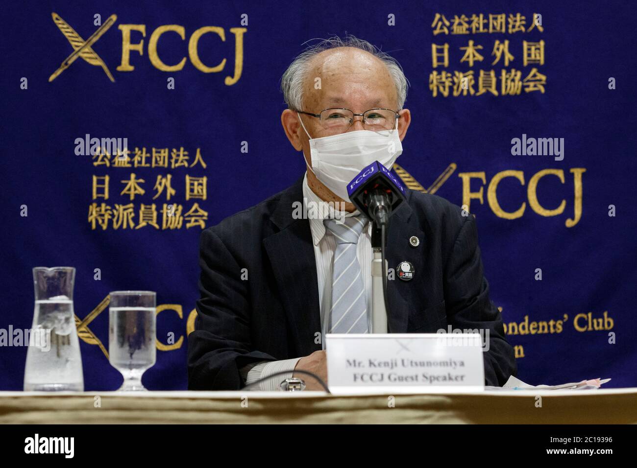 Il candidato della Tokyo Gubernatorial Kenji Utsunomiya che indossa una maschera parla durante una conferenza stampa al Club degli stranieri Corinterpellati del Giappone il 15 giugno 2020, Tokyo, Giappone. Le elezioni gubernatoriali si terranno il 5 luglio. Credit: Rondrigo Reyes Marin/AFLO/Alamy Live News Foto Stock