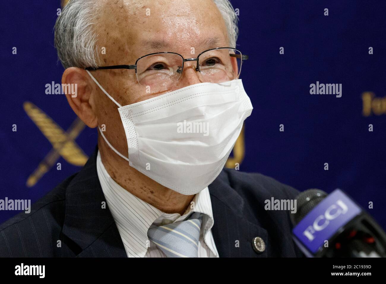 Il candidato della Tokyo Gubernatorial Kenji Utsunomiya che indossa una maschera parla durante una conferenza stampa al Club degli stranieri Corinterpellati del Giappone il 15 giugno 2020, Tokyo, Giappone. Le elezioni gubernatoriali si terranno il 5 luglio. Credit: Rondrigo Reyes Marin/AFLO/Alamy Live News Foto Stock