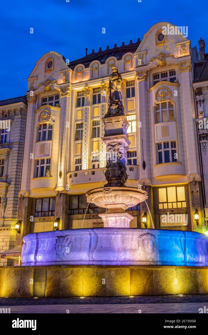 Fontana Massimiliana nella piazza della città vecchia di notte a Bratislava Foto Stock