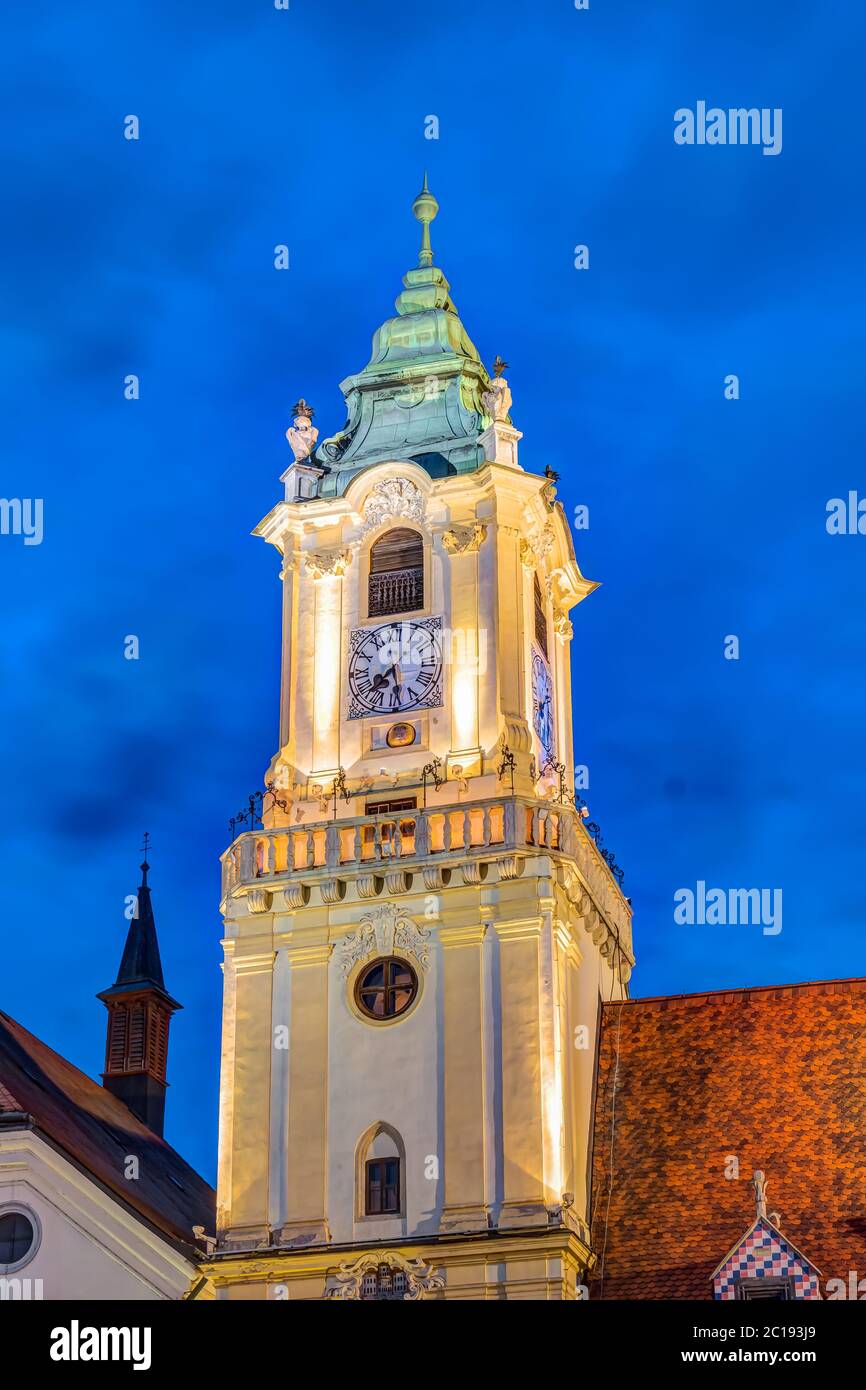 Torre del vecchio Municipio di notte nel centro di Bratislava, Slovacchia Foto Stock