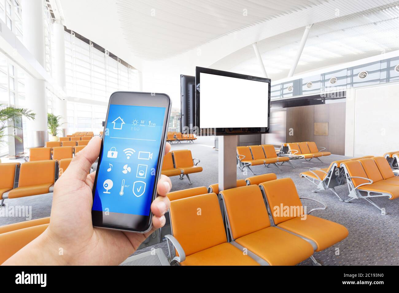 Smart phone con smart home con il moderno aeroporto hall Foto Stock