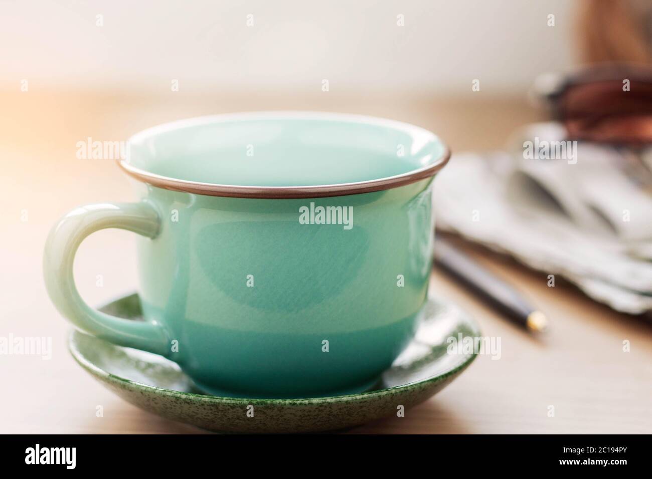 tazza di caffè caldo sulla scrivania. Foto Stock