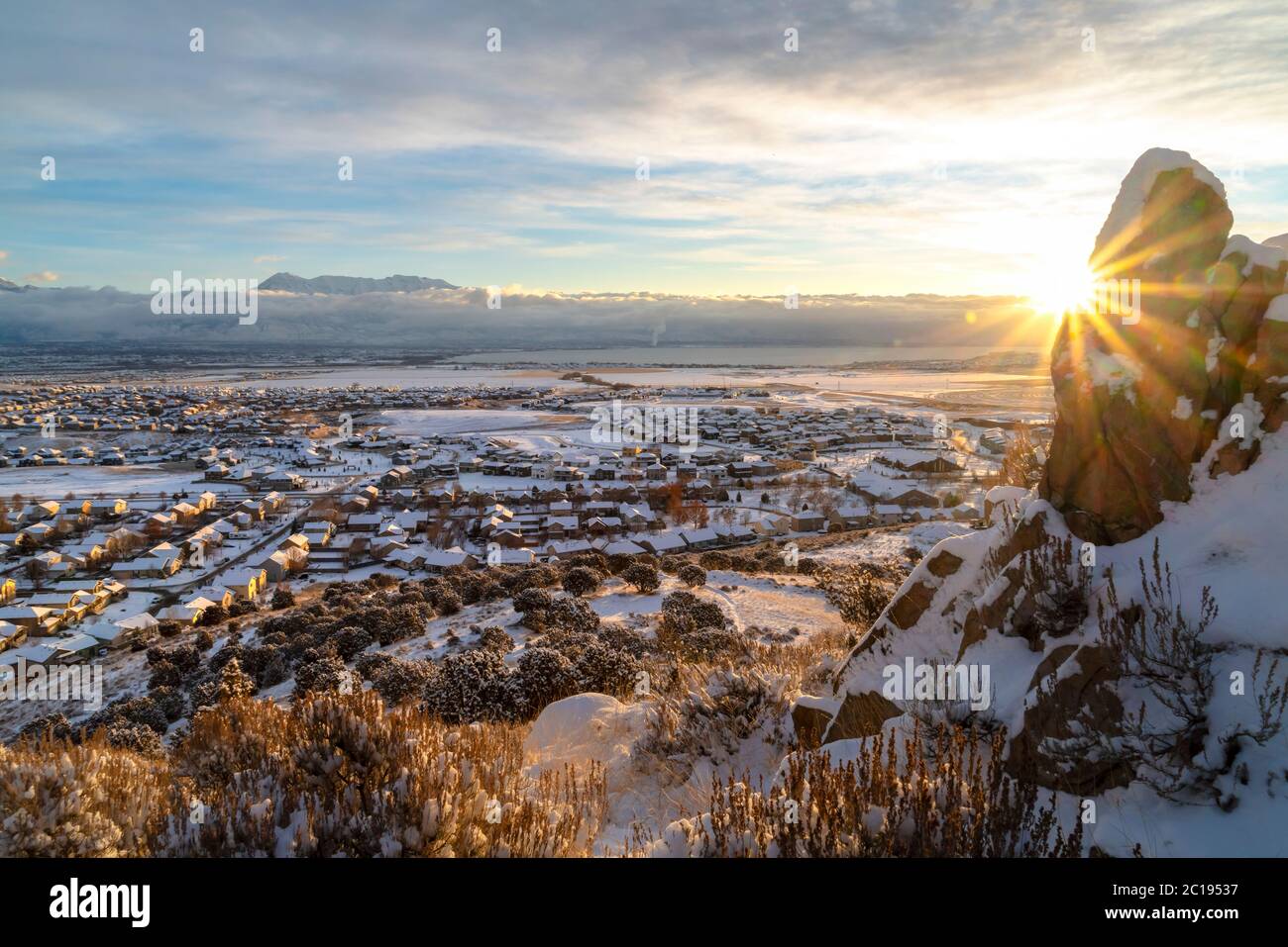 Alba nella neve Utah Valley con cielo nuvoloso sopra le case del lago e la montagna Foto Stock