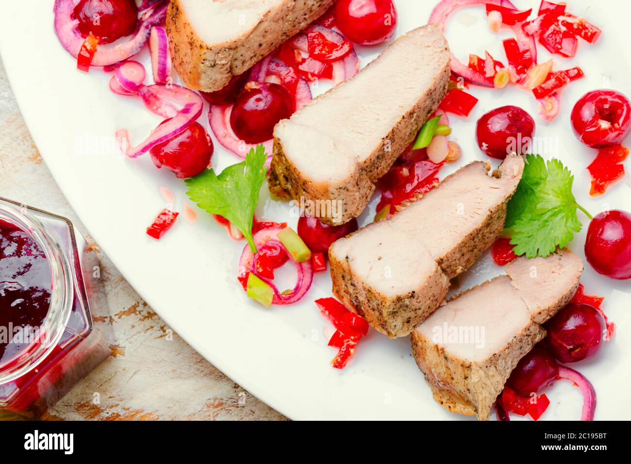 Gustosa carne al forno con frutti di bosco, salsa di ciliegie per la carne. Foto Stock