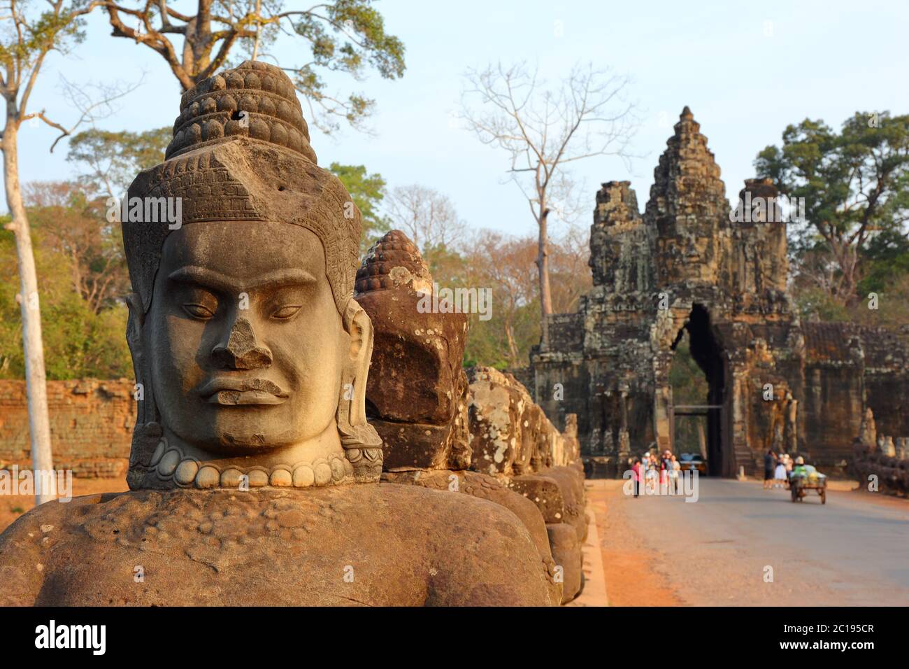 Statue di Deva sul ponte di Angkor Thom Foto Stock