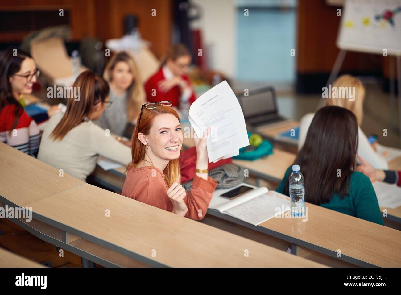 Felice giovane studentessa rossa ha superato l'esame Foto Stock