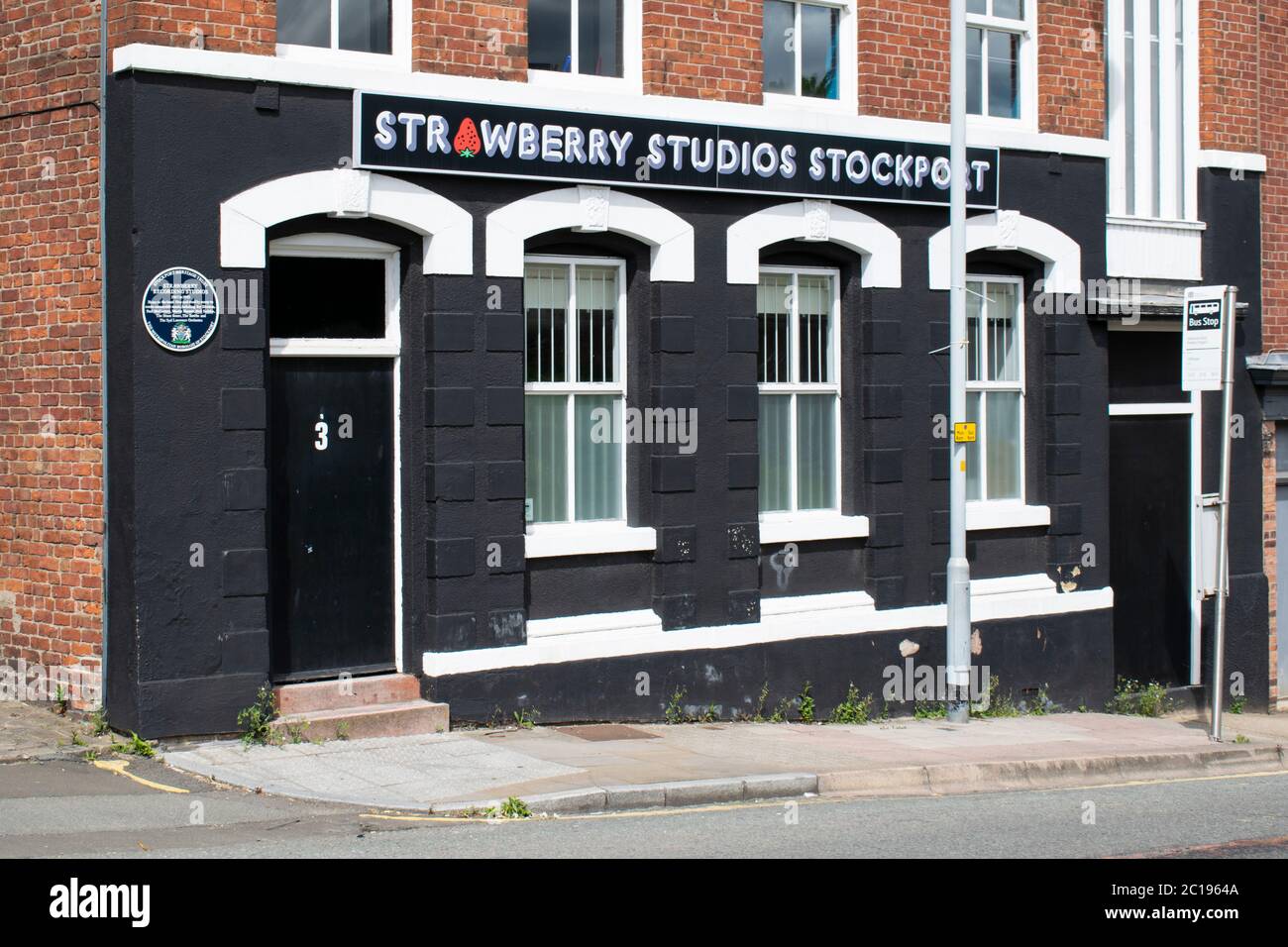 Strawberry Studios Stockport UK con placca blu su Waterloo Road. Mattone dipinto di nero con cornice bianca. Foto Stock