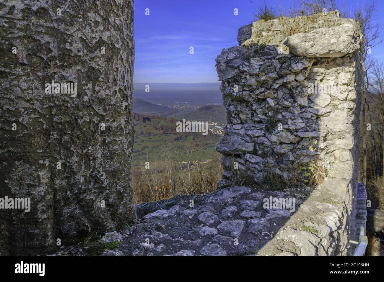 Burgruine Reussenstein, vista sulle mura del castello nella valle Neidlingen, Germania meridionale Foto Stock