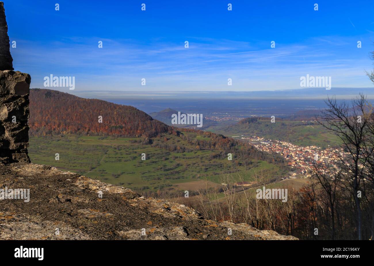 Vista dal castello rovina Reussenstein nella valle di Neidlingen, Alb sveva, autunno Foto Stock