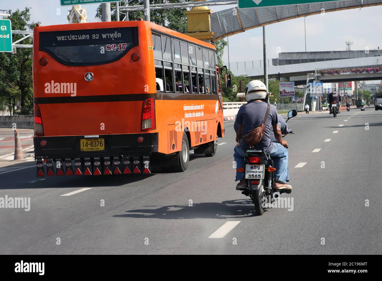 SAMUT PRAKAN, THAILANDIA, 03 2020 GIUGNO, UNA moto va in giro per una città autobus sulla strada. Foto Stock