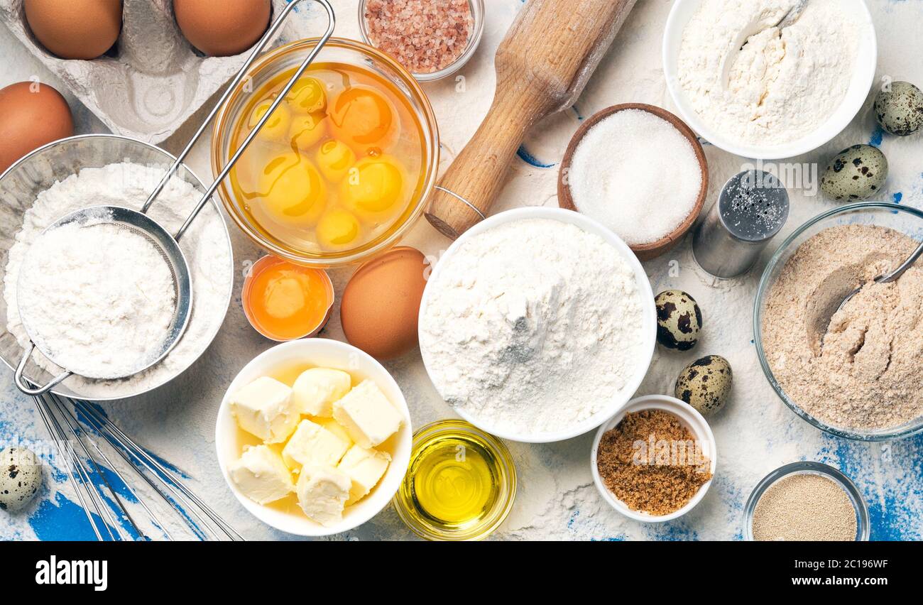 Ingredienti da forno su sfondo blu, vista dall'alto Foto Stock