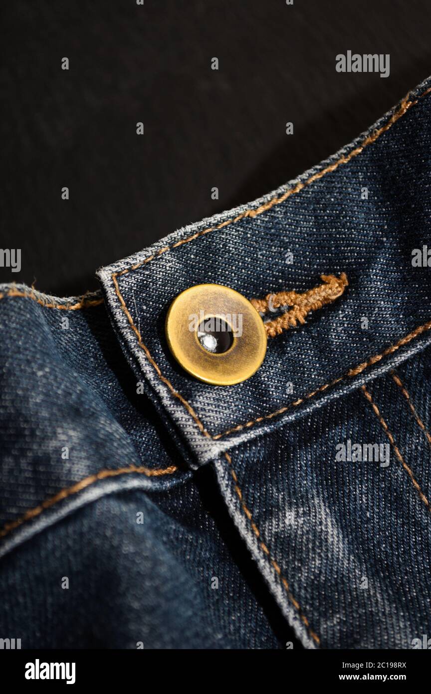 Primo piano con il tasto jeans denim Foto Stock