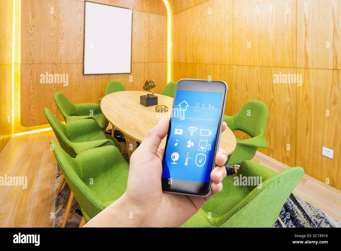 Smart phone con smart home con la moderna sala da pranzo Foto Stock