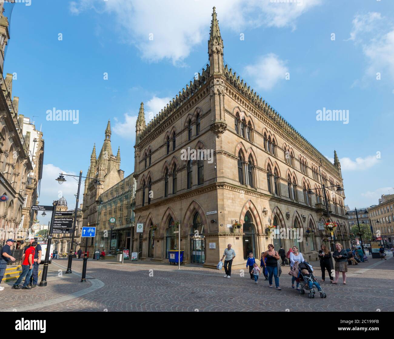 L'edificio della Borsa della Lana a Bradford, West Yorkshire, ora utilizzato come centro di vendita al dettaglio, che include un grande negozio di Waterstones Foto Stock
