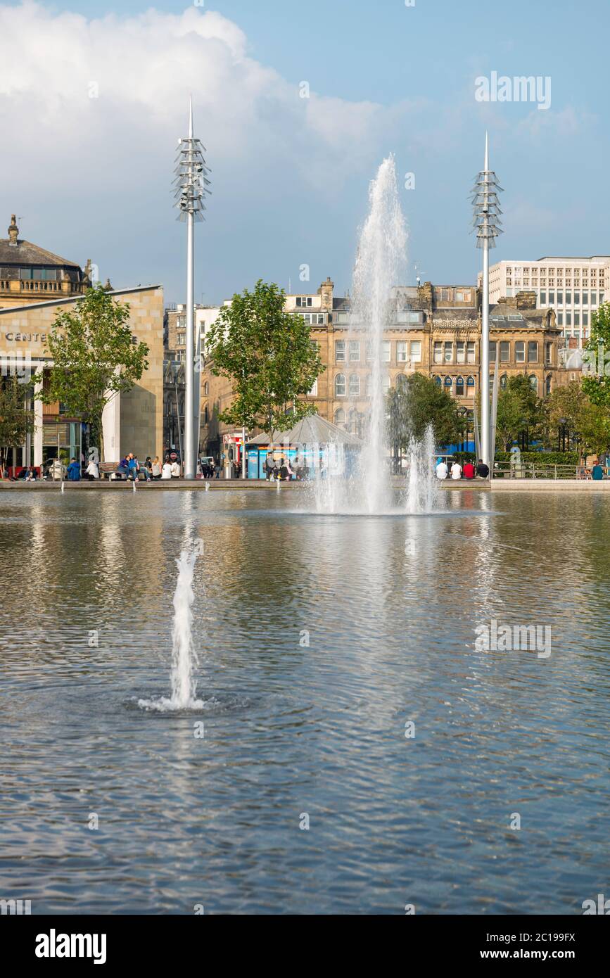 Fontane nella piscina a specchio del parco cittadino di Bradford, West Yorkshire Foto Stock