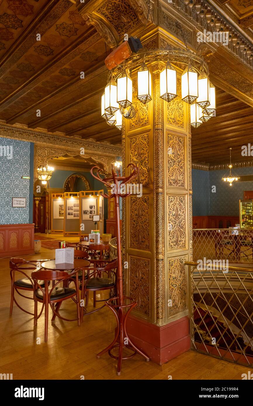 Budapest, Ungheria - 25 agosto 2019: Interno del Bar Urania in Urania Teatro Nazionale del Cinema costruito nel 1890 a Budapest. Foto Stock