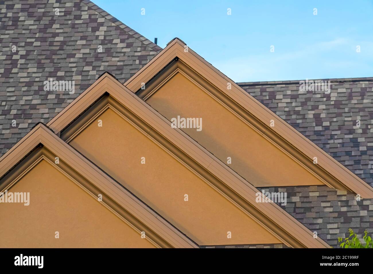 Esterno della casa con tetto apribile frontale con sfondo blu cielo Foto Stock
