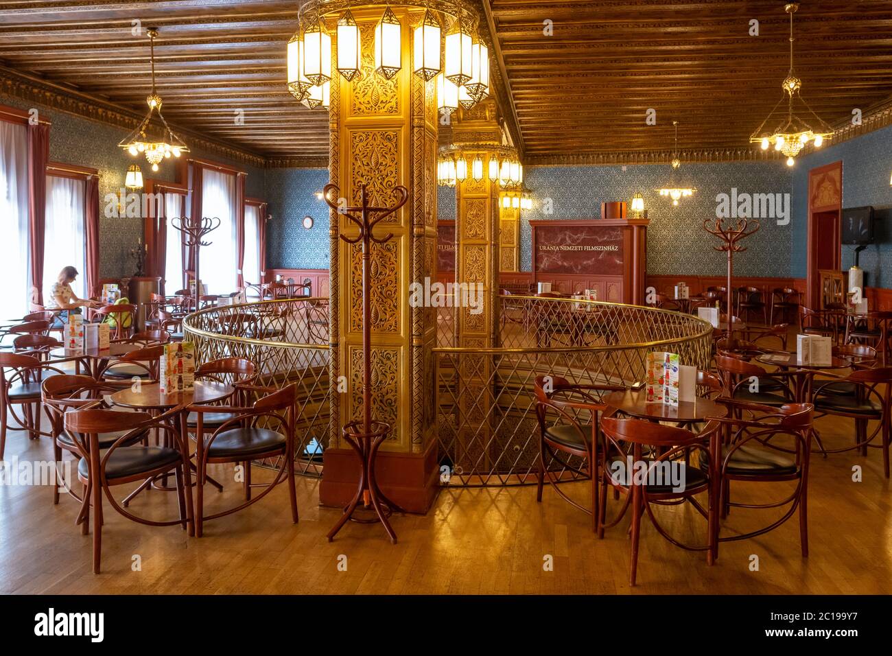Budapest, Ungheria - 25 agosto 2019: Interno del Bar Urania in Urania Teatro Nazionale del Cinema costruito nel 1890 a Budapest. Foto Stock