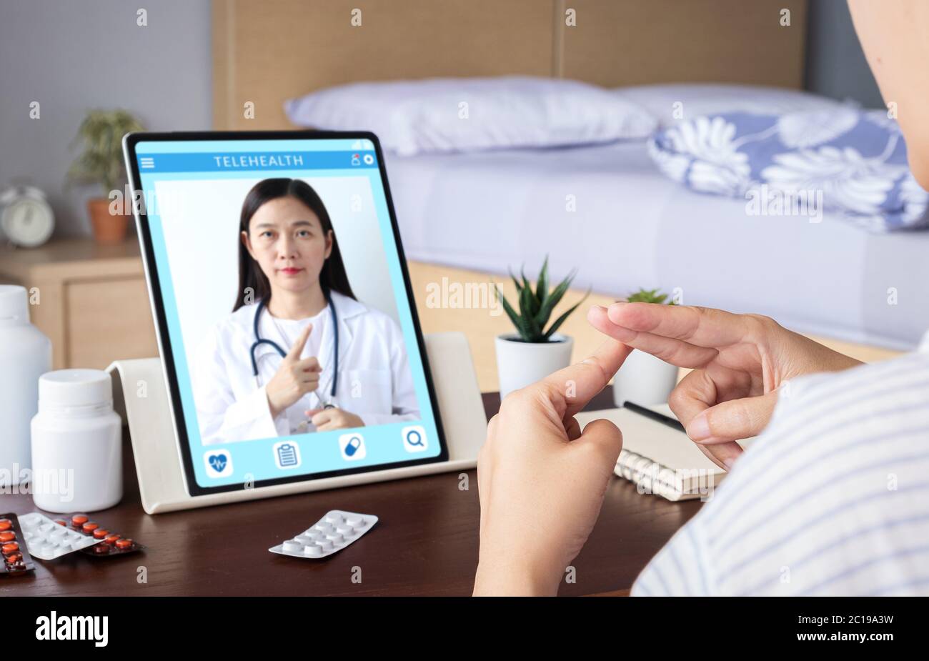 sordi muto paziente usare video conferenza, fare consultazione online con il linguaggio dei segni medico su domanda tablet su malattia, medicina Foto Stock