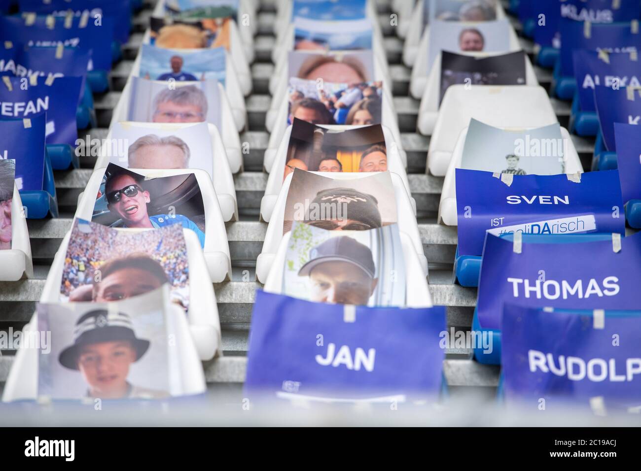 Sui sedili ci sono foto e nomi dei fan di Darmstadt, tifosi, tifosi, spettatori, tifosi, tifosi, caratteristiche, generale, motivo marginale, calcio 2.Bundesliga, 34.matchday, Darmstadt 98 (da) - Hannover 96 (H) 3: 2 il 14 giugno 2030 a Darmstadt/Germania. ¬ | utilizzo in tutto il mondo Foto Stock