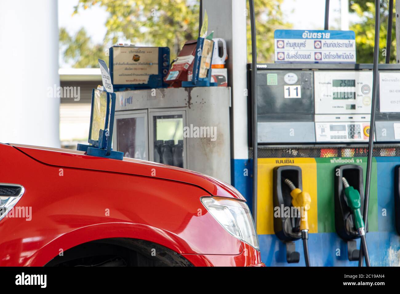 AYUTTHAYA, THAILANDIA, 03 2020 GIUGNO, l'auto è in piedi presso la stazione di benzina con un cartello sul cofano anteriore e in attesa di rifornimento. Foto Stock