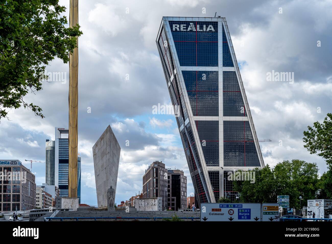 Madrid, Spagna - 12 giugno 2020: Obelisco di Madrid e monumento di Calvo Sotelo in Plaza Castilla contro le Torri pendenti DI KIO Foto Stock