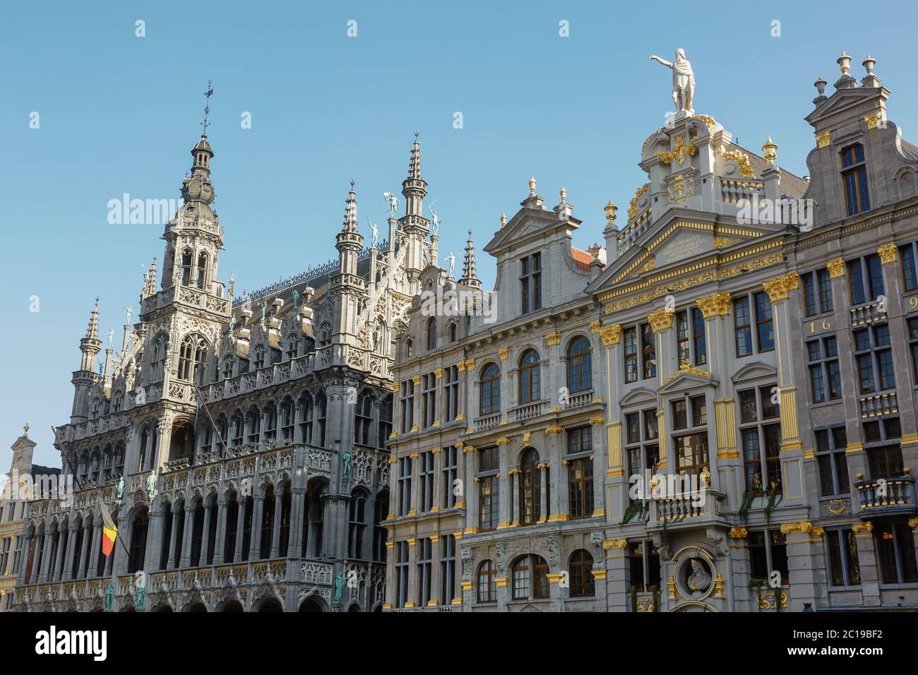 Vecchia splendida facciata alla Grand Place di Bruxelles in Belgio Foto Stock