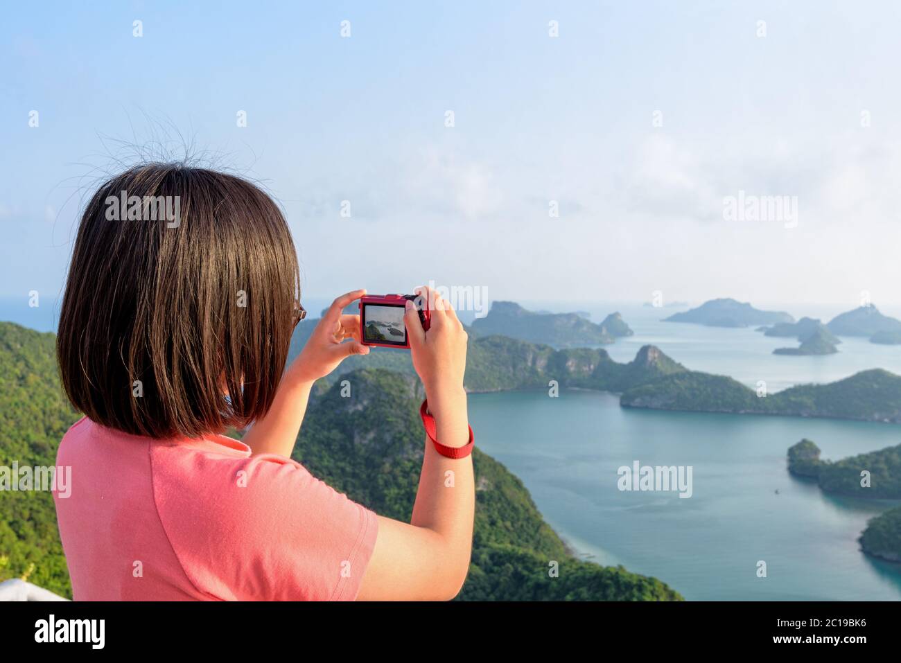 Donna in vetta scatta foto Foto Stock